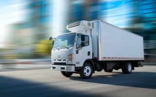 camion-frigorifique-blanc-ville