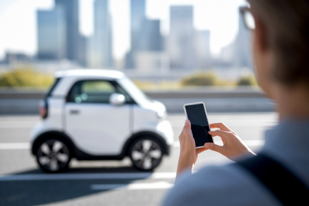 personne-dos-smartphone-voituremoderne-villefloue