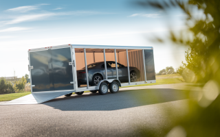 remorque-auto-allee-ensoleillee-verdure