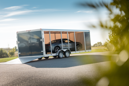 remorque-auto-allee-ensoleillee-verdure